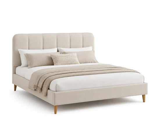 Letto matrimoniale in tessuto beige con cuscini