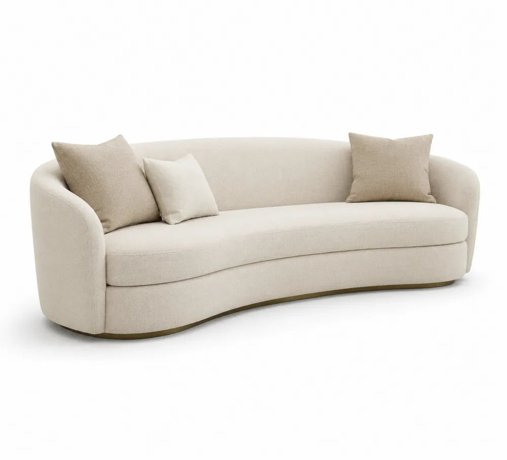 Divano curvo in tessuto beige con cuscini